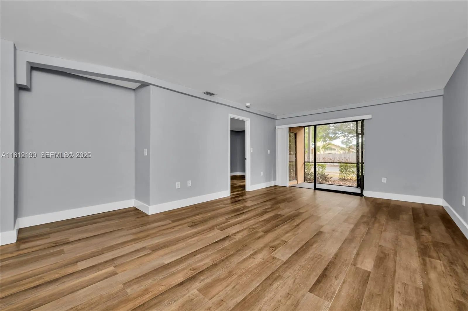 Foto de propiedad en 8109 SW 21 Court 8109, Miramar, FL 33025 Miramar con MLS# 