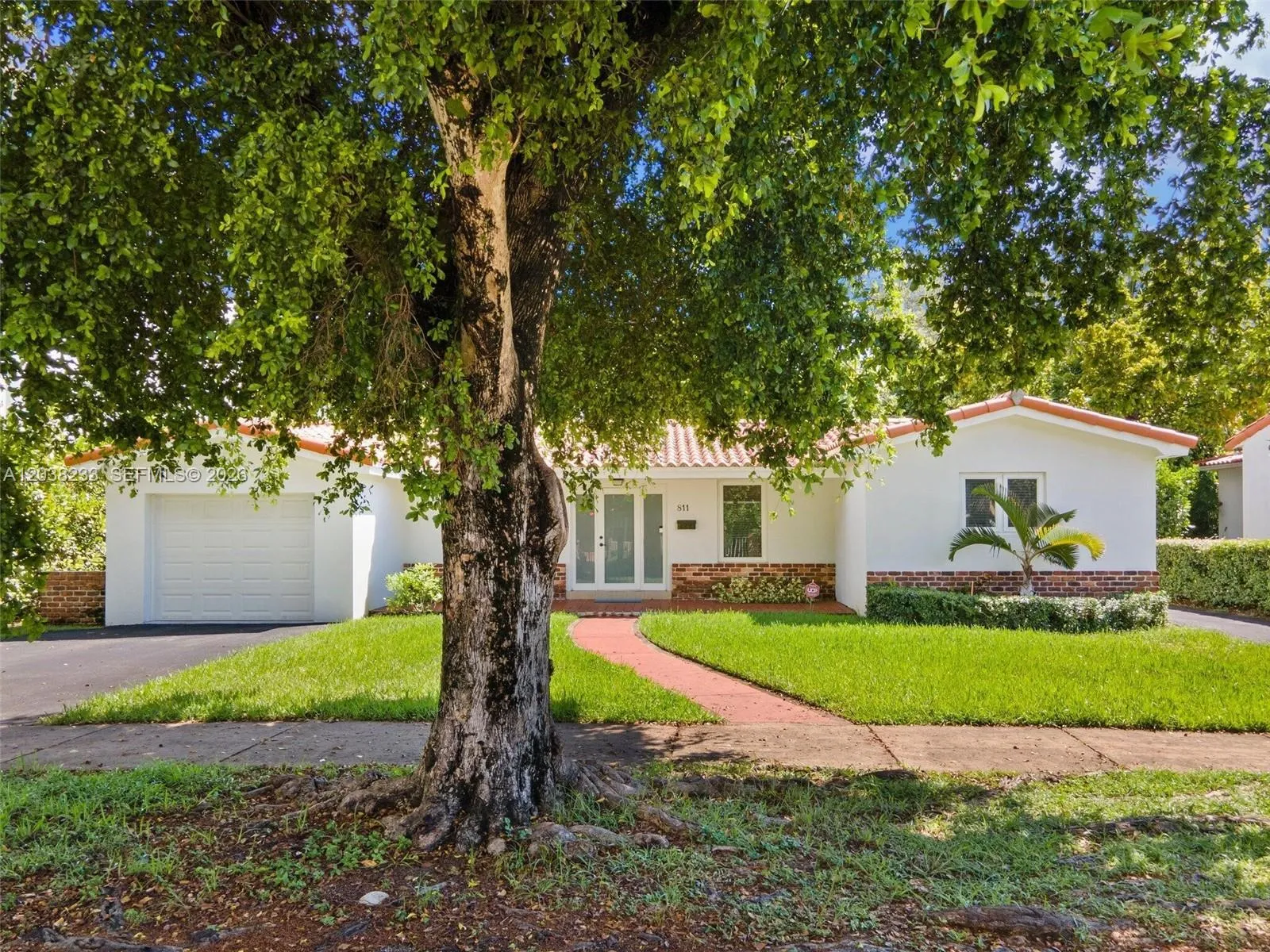 Foto de propiedad en 811 Capri Street, Coral Gables, FL 33134 Coral Gables con MLS# 