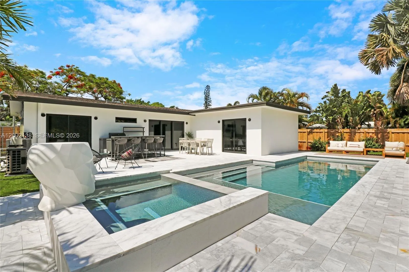 Foto de propiedad en 811 NE 17th Court, Fort Lauderdale, FL 33305 Fort Lauderdale con MLS# 