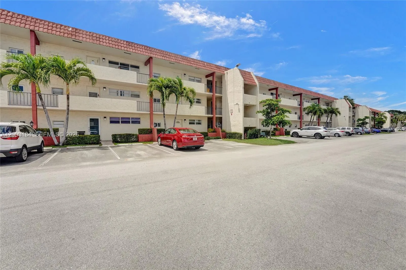 Foto de propiedad en 811 S Hollybrook Drive 207, Pembroke Pines, FL 33025 Pembroke Pines con MLS# 