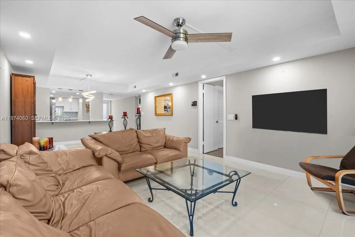 Foto de propiedad en 811 S Hollybrook Drive 208, Pembroke Pines, FL 33025 Pembroke Pines con MLS# 