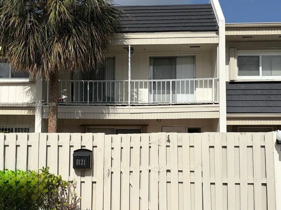 En Venta 8121 SW 82nd Court, Miami, FL 33143, Miami, FL 33143