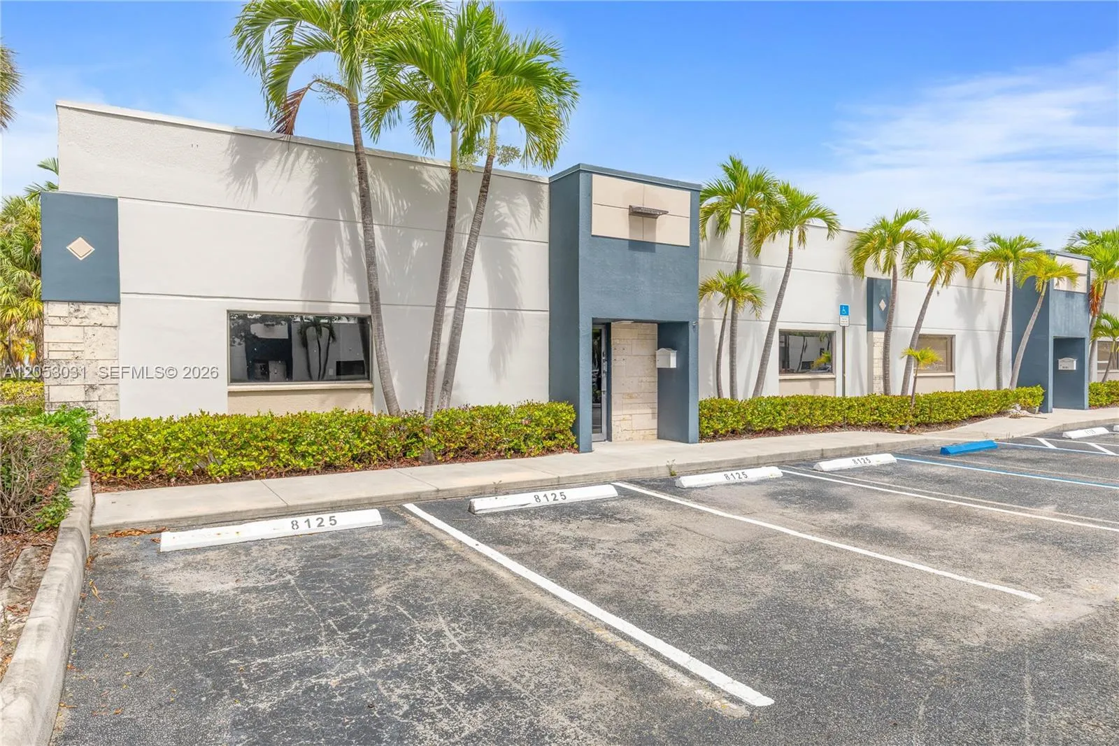 Foto de propiedad en 8125 NW 33rd Street, Doral, FL 33122 Doral con MLS# 