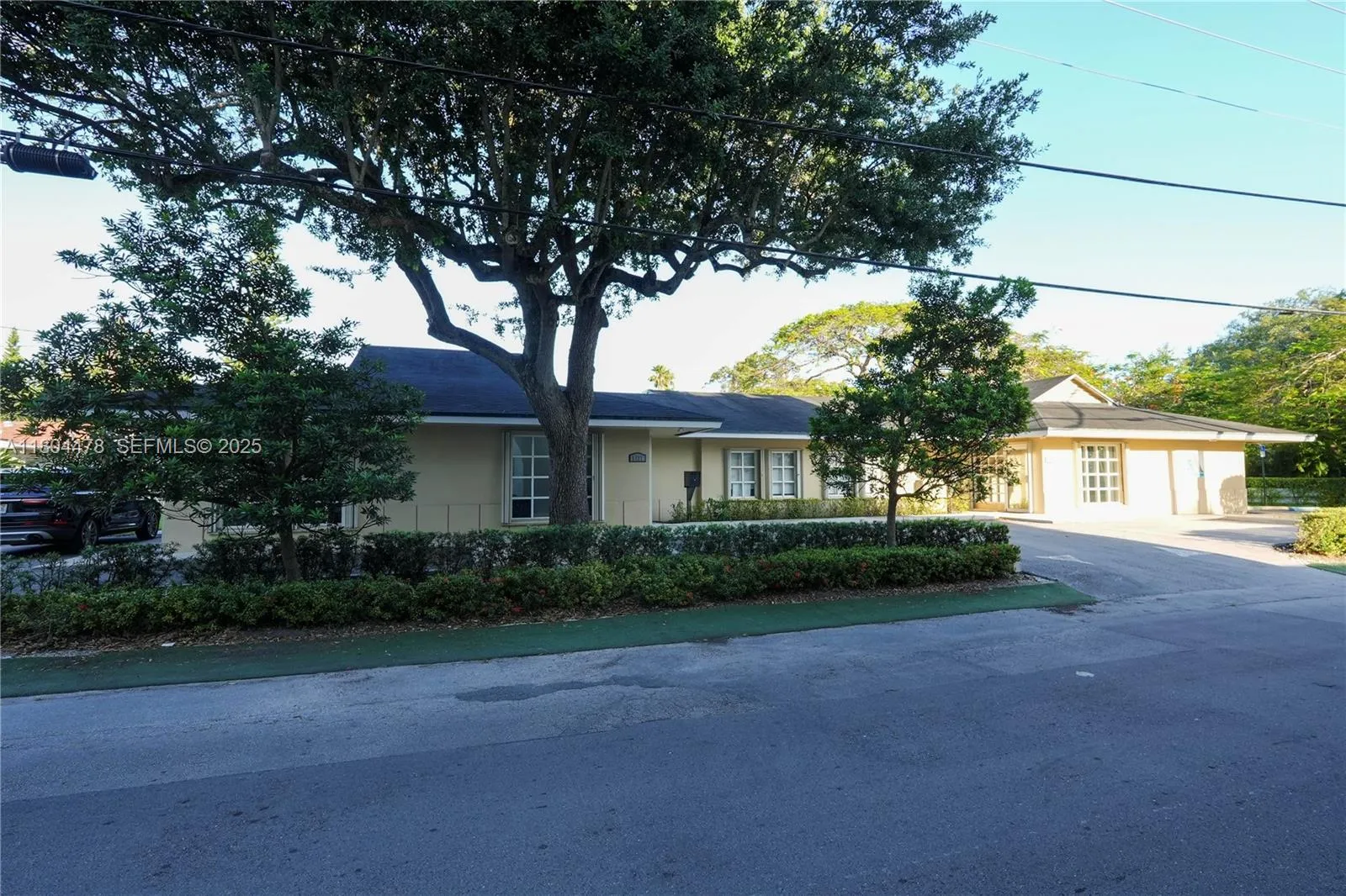 Foto de propiedad en 8125 SW 120th Street, Pinecrest, FL 33156 Pinecrest con MLS# 