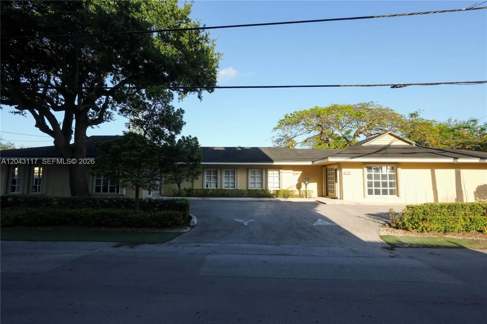 Foto de propiedad en 8125 SW 120th Street, Pinecrest, FL 33156 Pinecrest con MLS# 
