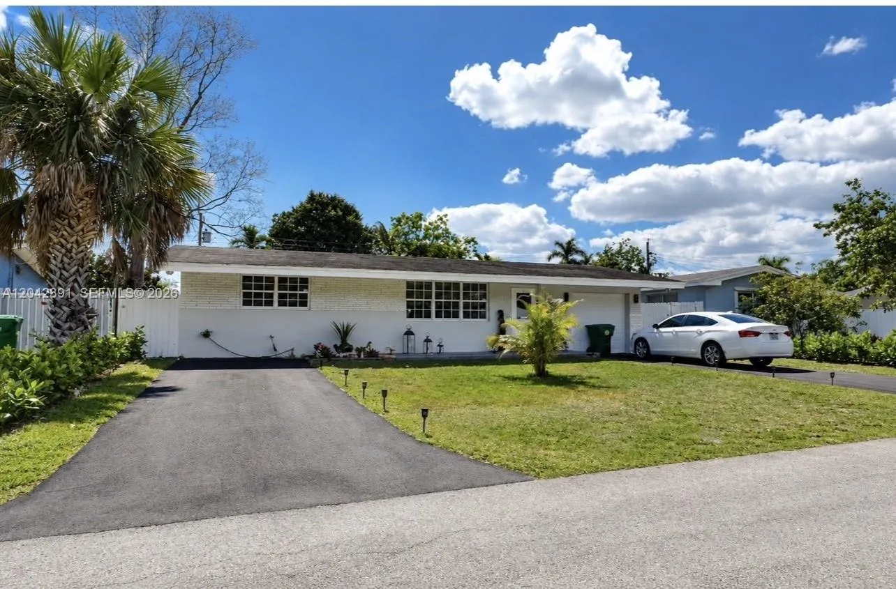 Foto de propiedad en 8130 NW 12th Street, Pembroke Pines, FL 33024 Pembroke Pines con MLS# 