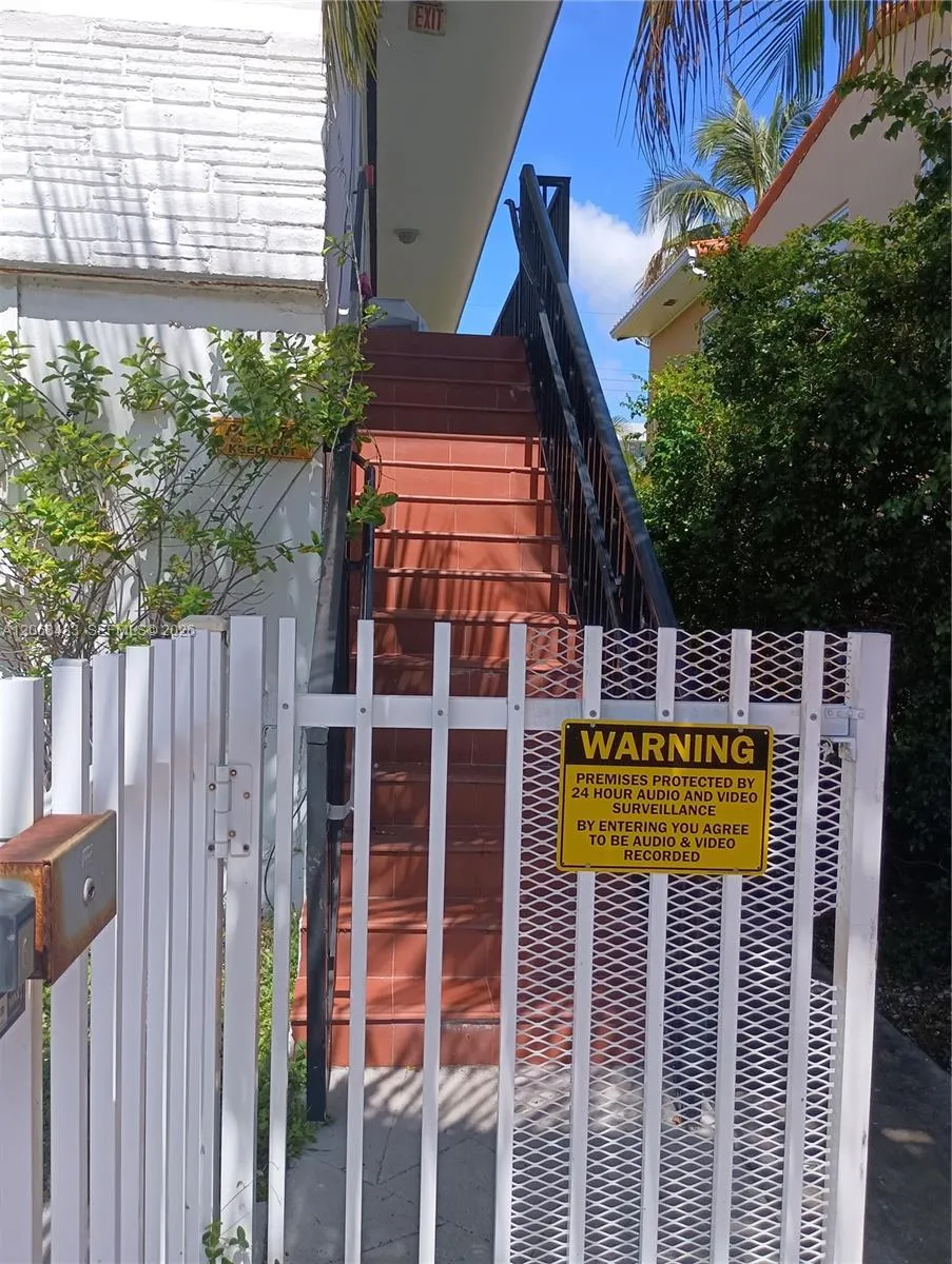 Foto de propiedad en 8132 Harding Avenue 1, Miami Beach, FL 33141 Miami Beach con MLS# 