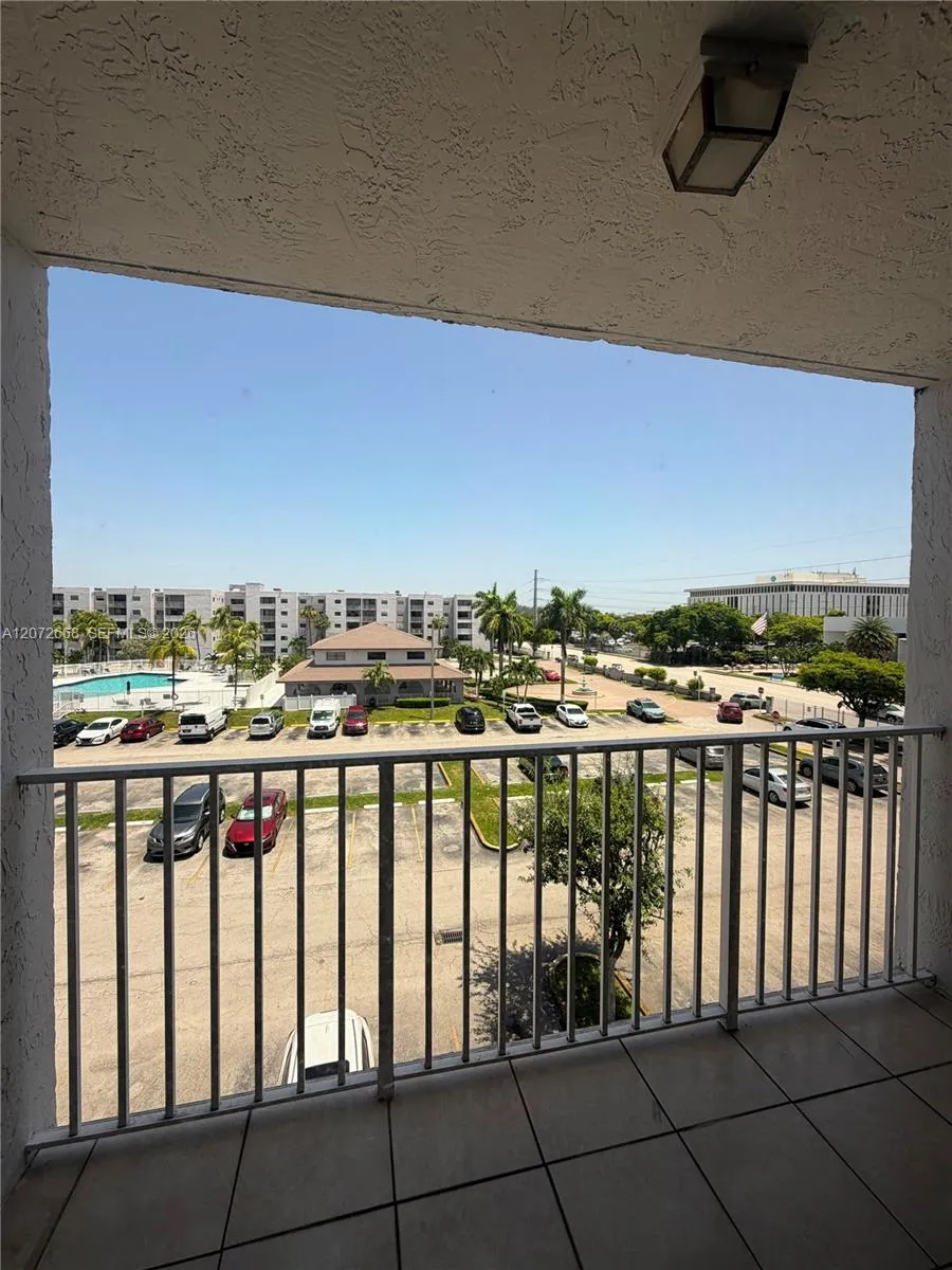 Foto de propiedad en 8145 NW 7th Street 406, Miami, FL 33126 Miami con MLS#