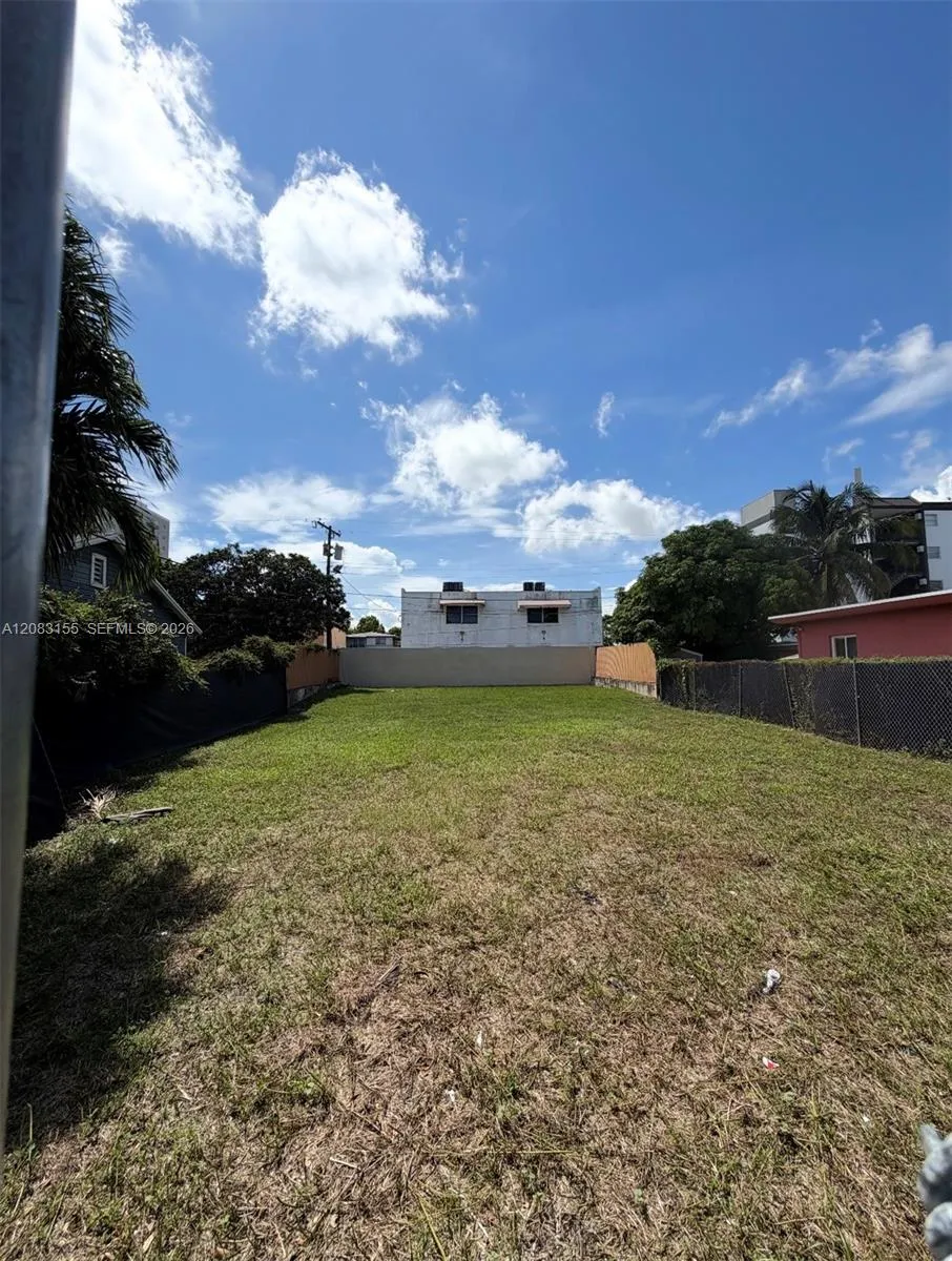 En Venta 816 NW 21st Court, Miami, FL 33125, Miami, FL 33125