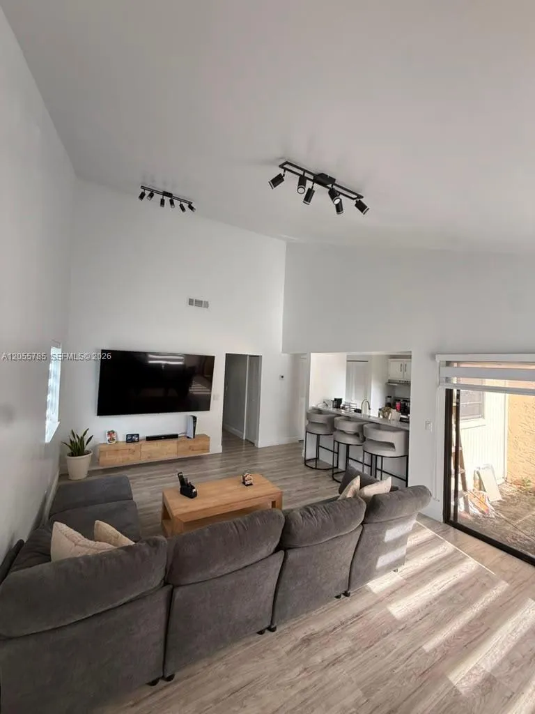 Foto de propiedad en 8167 SW 24th Street, Davie, FL 33324 Davie con MLS# 