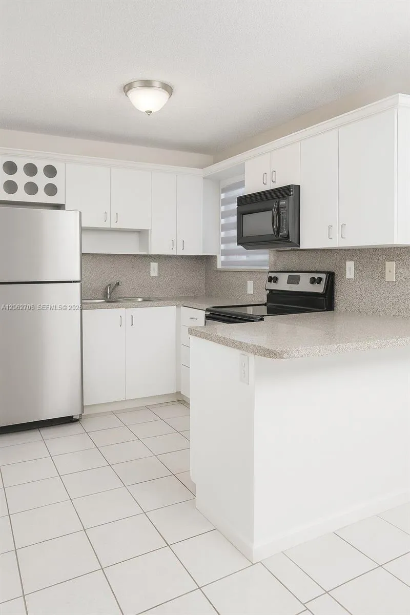 Foto de propiedad en 8170 NW 10th Street 2, Miami, FL 33126 Miami con MLS# 