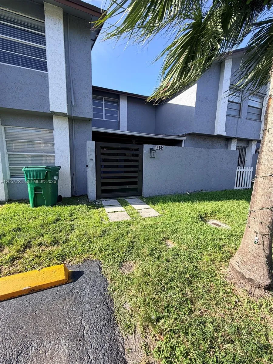 Foto de propiedad en 8187 NW 99 Street 2265, Hialeah Gardens, FL 33016 Hialeah Gardens con MLS# 