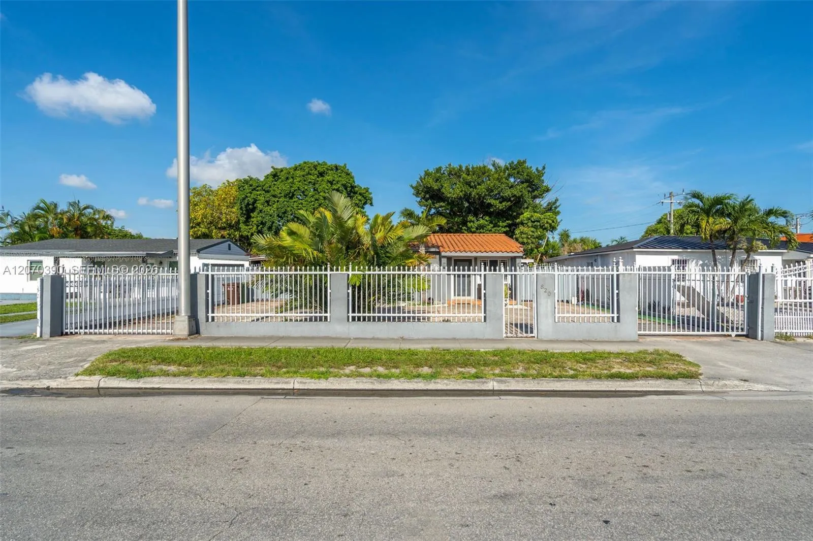 En Venta 820 E 10th Avenue, Hialeah, FL 33010, Hialeah, FL 33010