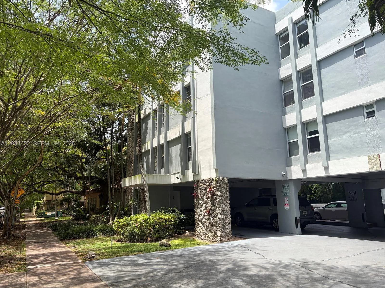 Foto de propiedad en 820 Salzedo Street 405, Coral Gables, FL 33134 Coral Gables con MLS# 