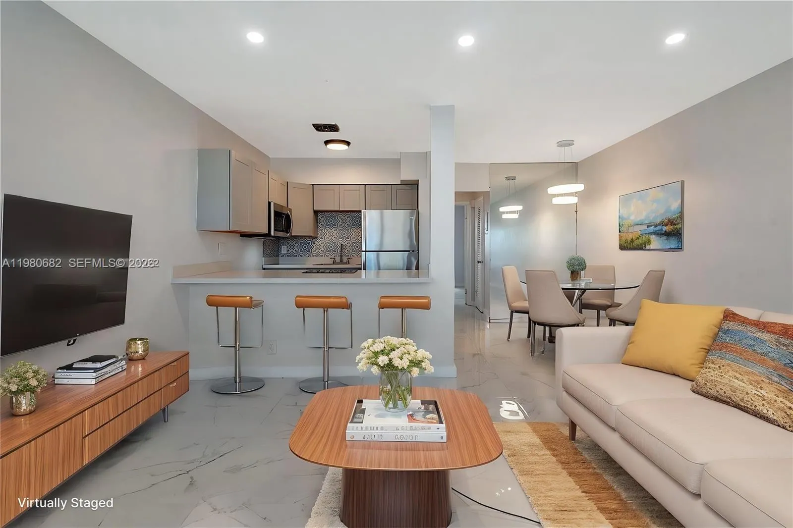 Foto de propiedad en 820 SW 11th Avenue 14B, Hallandale Beach, FL 33009 Hallandale Beach con MLS# 