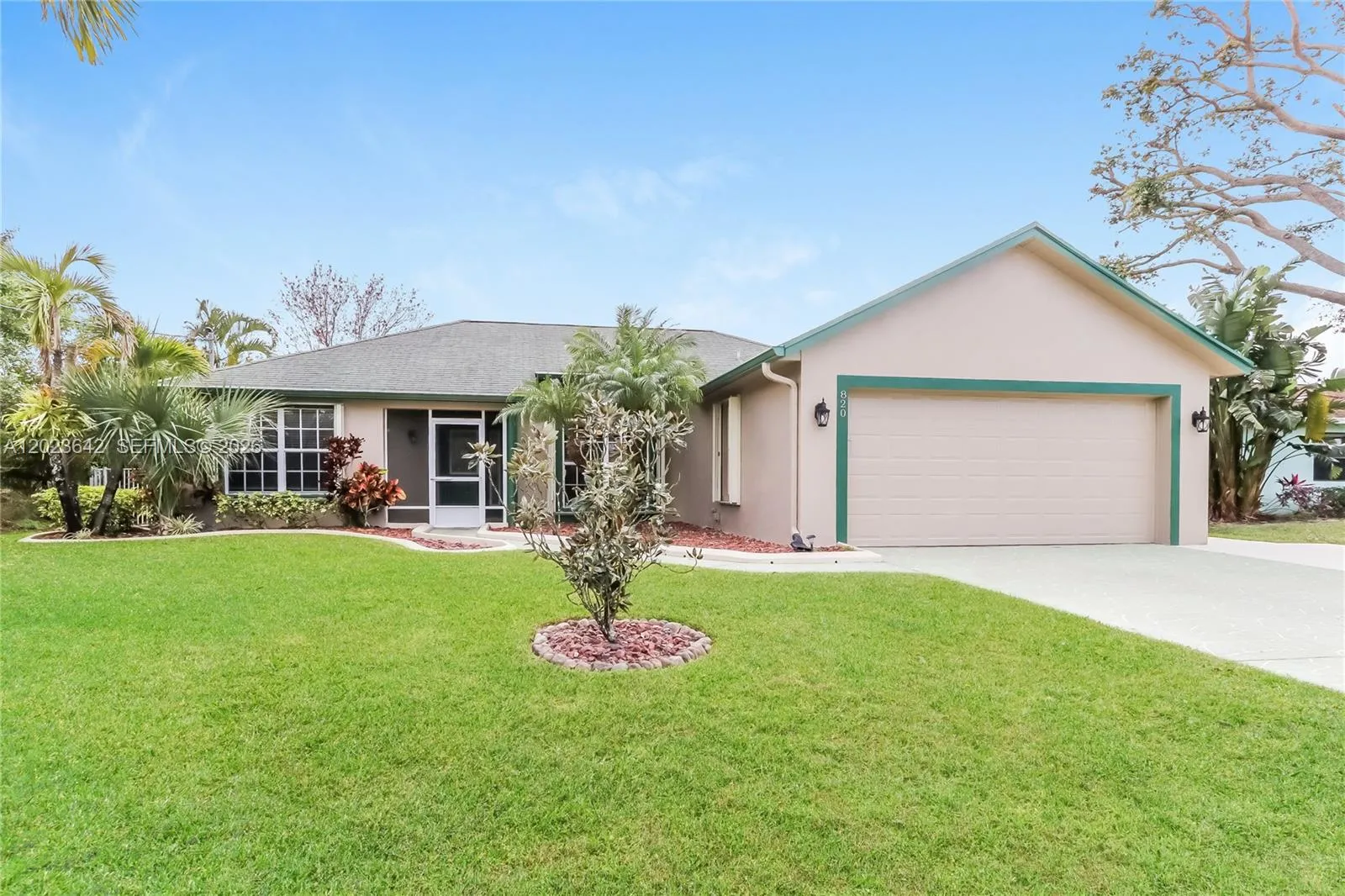 Foto de propiedad en 820 SW Dalton Avenue, Port St. Lucie, FL 34953 Port St. Lucie con MLS# 