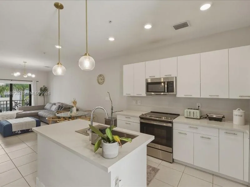 En Venta 8201 NW 41st Street D-205, Doral, FL 33166, Doral, FL 33166