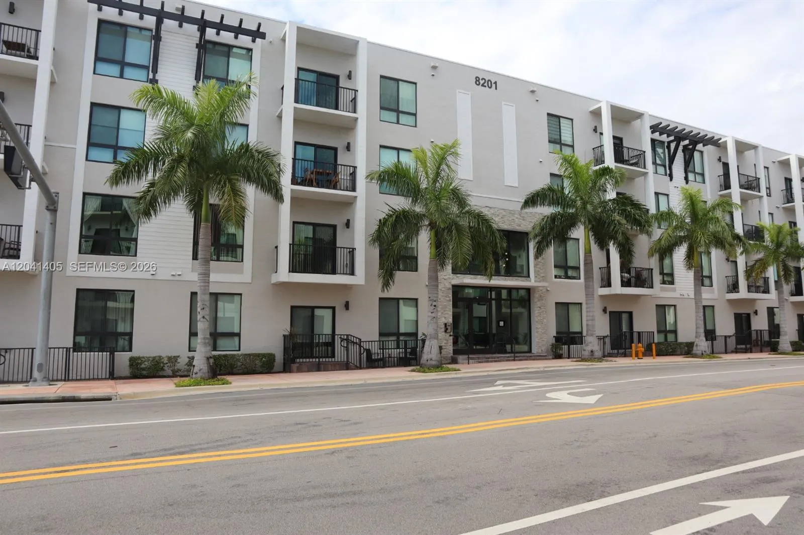 Foto de propiedad en 8201 NW 41st Street D-402, Doral, FL 33166 Doral con MLS# 