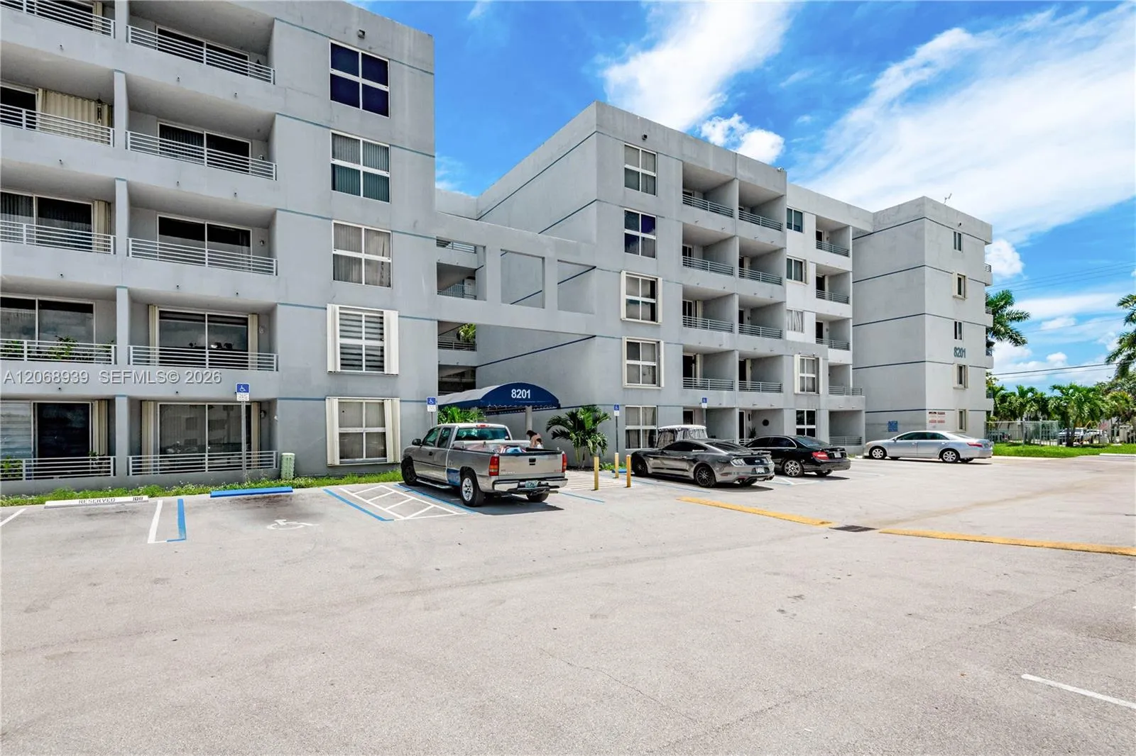 Foto de propiedad en 8201 NW 8th Street 1-204, Miami, FL 33126 Miami con MLS# 