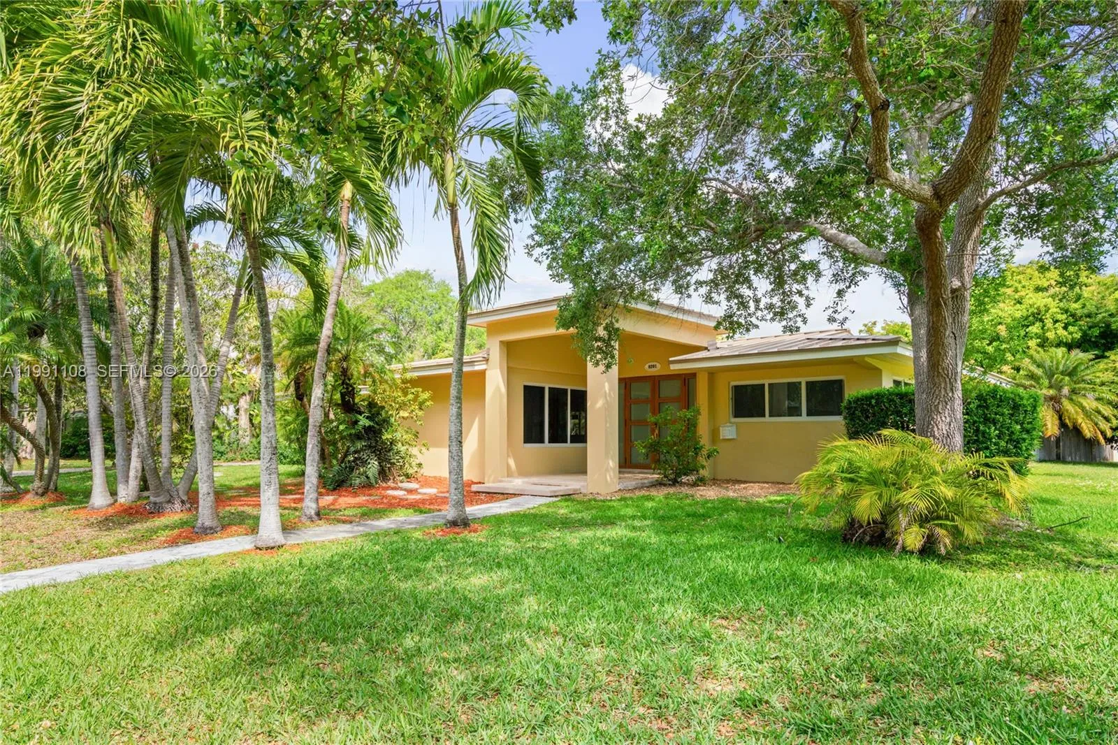 Foto de propiedad en 8201 SW 150th Drive, Palmetto Bay, FL 33158 Palmetto Bay con MLS# 