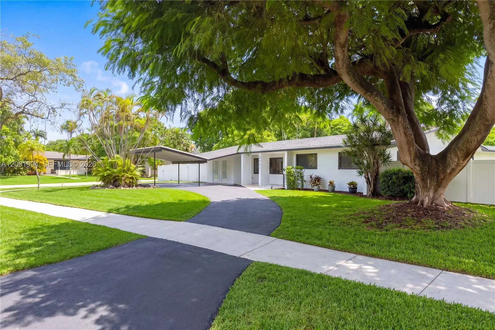 Foto de propiedad en 8201 SW 151st Street, Palmetto Bay, FL 33158 Palmetto Bay con MLS# 