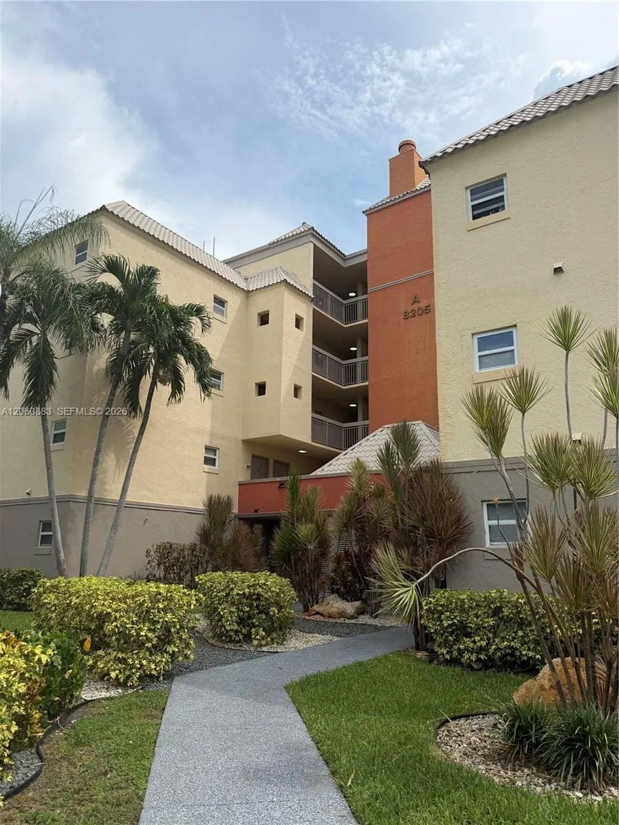 Foto de propiedad en 8205 Lake Drive 306, Doral, FL 33166 Doral con MLS# 