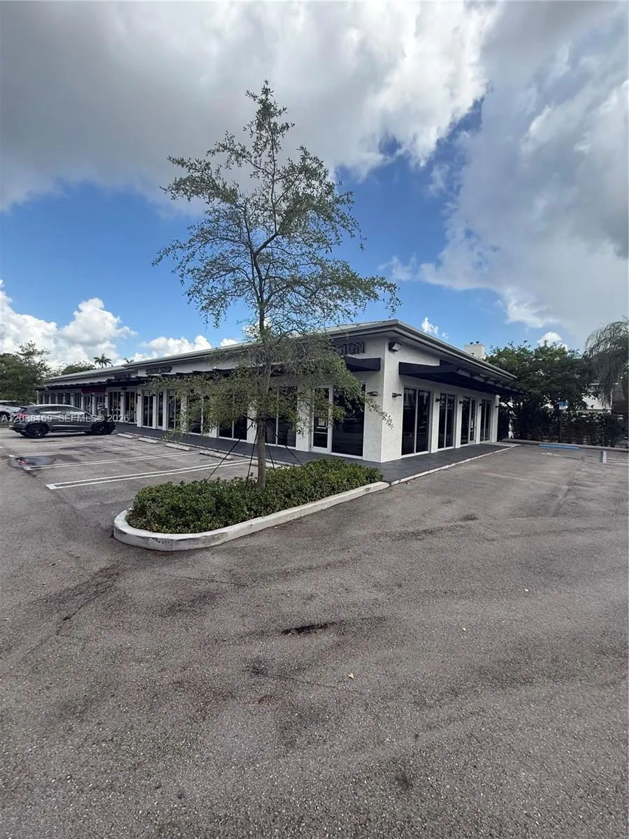 Foto de propiedad en 8205 NW 12th Street, Doral, FL 33126 Doral con MLS# 