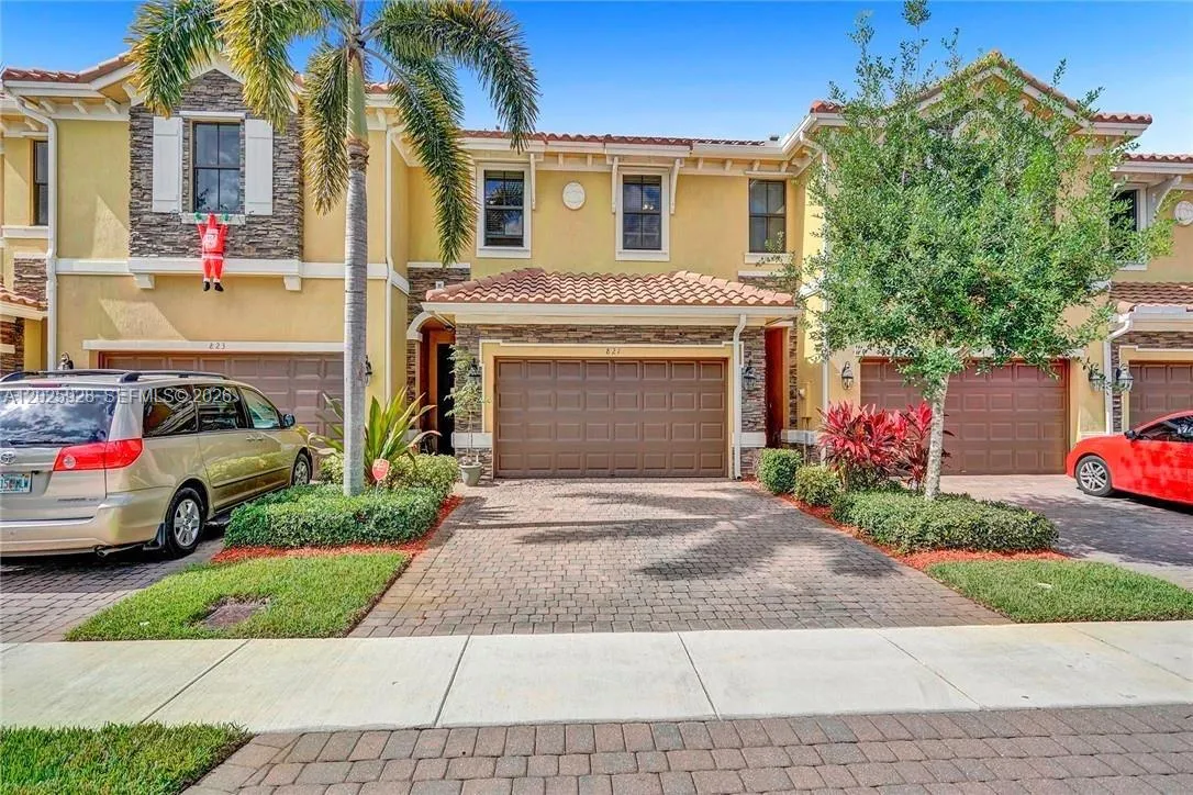 Foto de propiedad en 821 E Village Circle 821, Davie, FL 33325 Davie con MLS# 