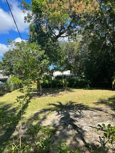 Foto de propiedad en 821 NE 120th Street, Biscayne Park, FL 33161 Biscayne Park con MLS# 