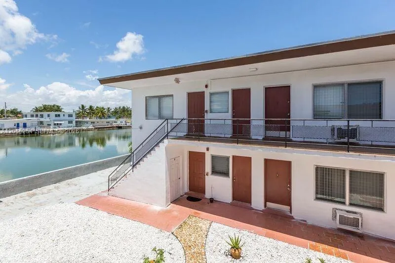 Foto de propiedad en 8210 Byron Avenue, Miami Beach, FL 33141 Miami Beach con MLS# 