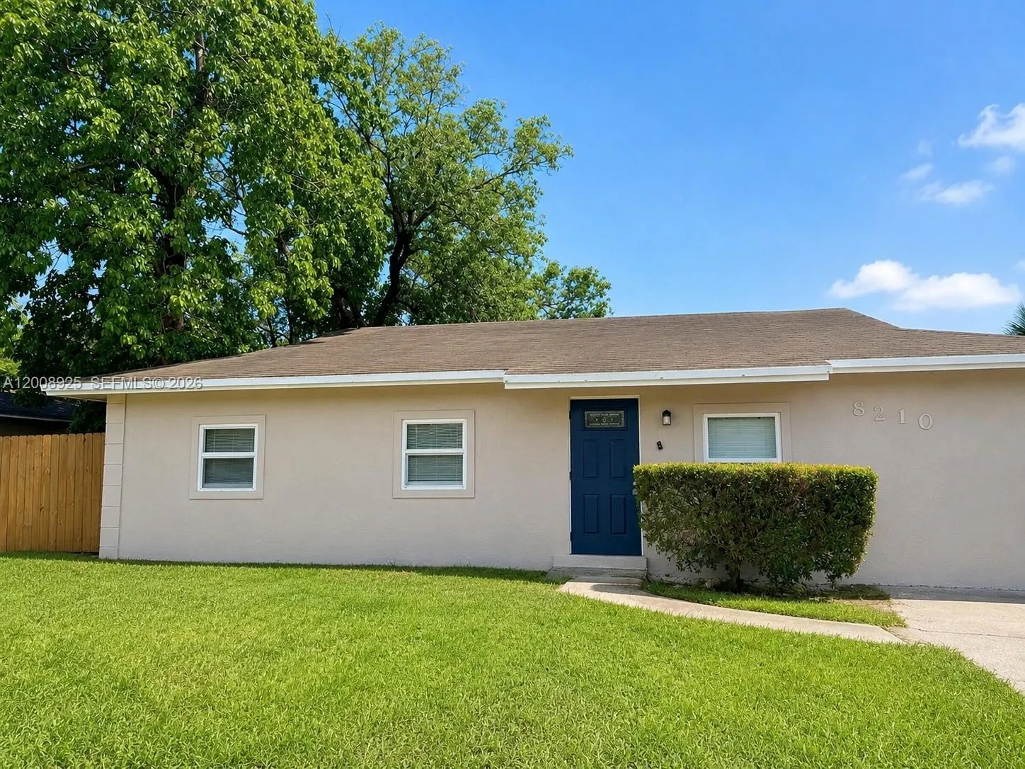 Foto de propiedad en 8210 SW 7th Street, North Lauderdale, FL 33068 North Lauderdale con MLS# 