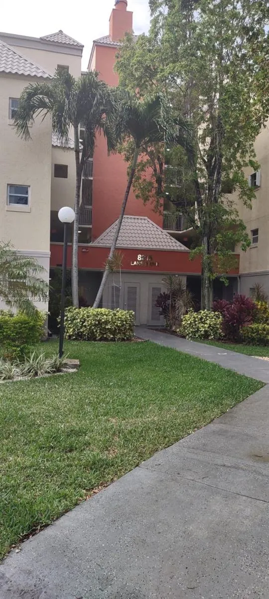 Foto de propiedad en 8215 Lake Drive 505, Doral, FL 33166 Doral con MLS# 