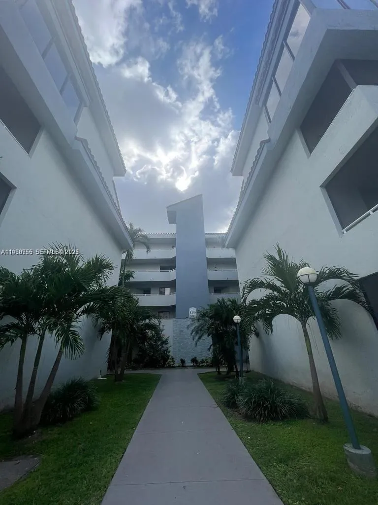 Foto de propiedad en 8215 SW 152nd Avenue G-418, Miami, FL 33193 Miami con MLS# 