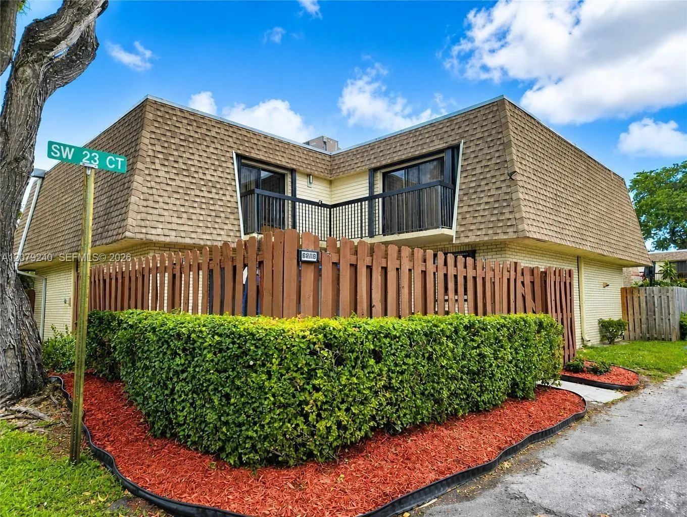 Foto de propiedad en 8215 SW 23rd Court 17D, North Lauderdale, FL 33068 North Lauderdale con MLS# 