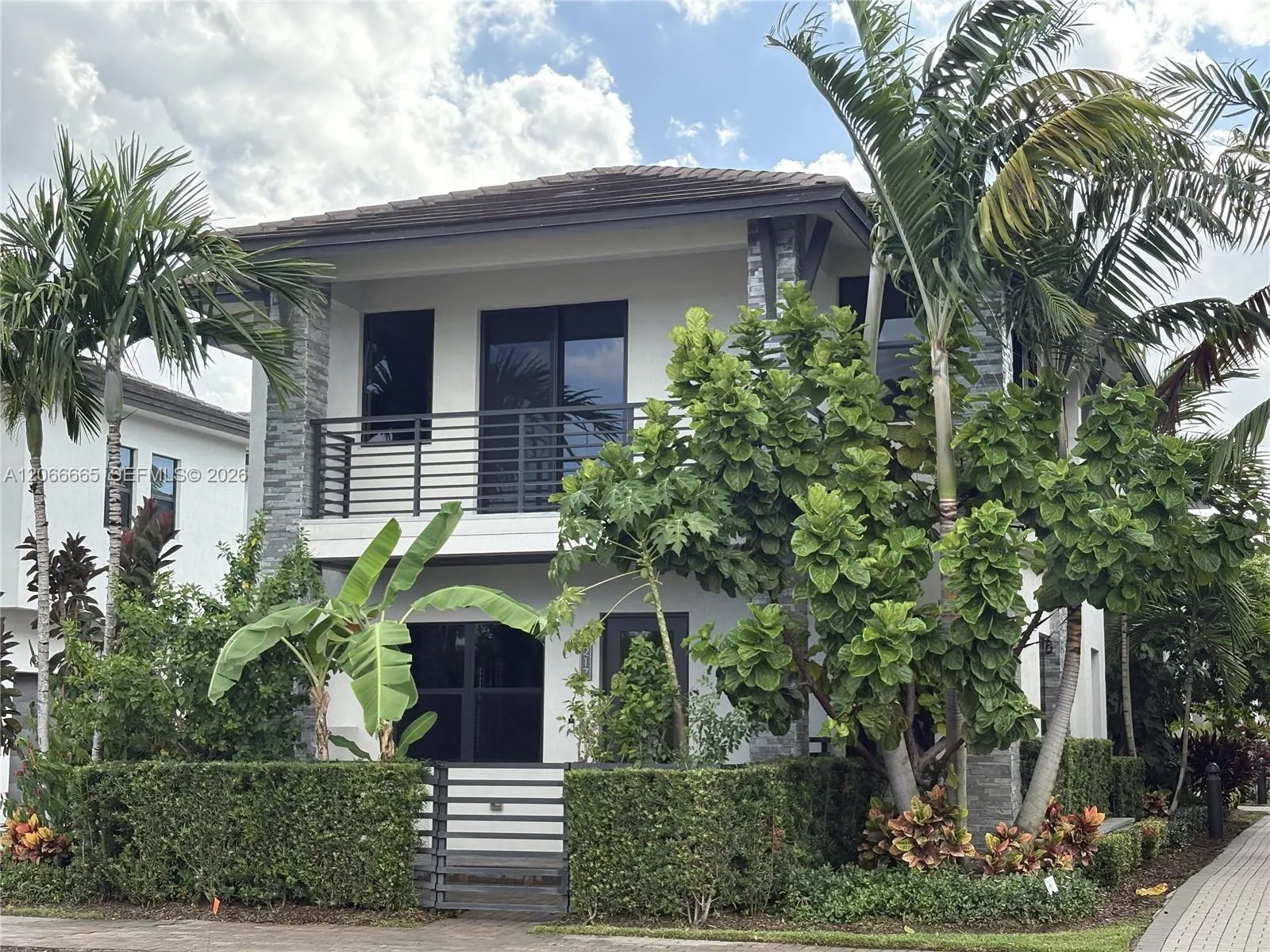 Foto de propiedad en 8217 NW 46th Street, Doral, FL 33166 Doral con MLS# 