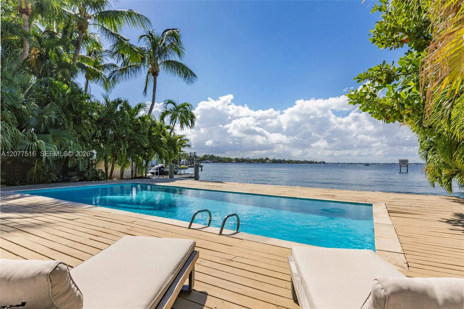 Foto de propiedad en 8220 Hawthorne Avenue, Miami Beach, FL 33141 Miami Beach con MLS# 