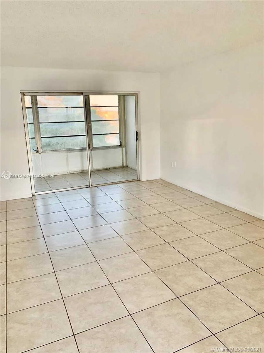 Foto de propiedad en 8220 Sunrise Lakes Boulevard 307, Sunrise, FL 33322 Sunrise con MLS# 