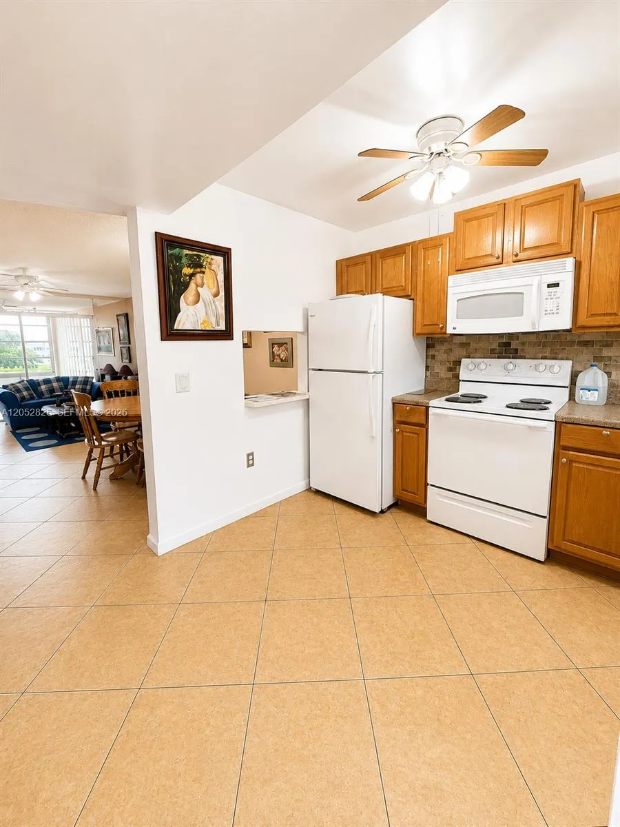 Foto de propiedad en 8220 Sunrise Lakes Boulevard 309, Sunrise, FL 33322 Sunrise con MLS# 
