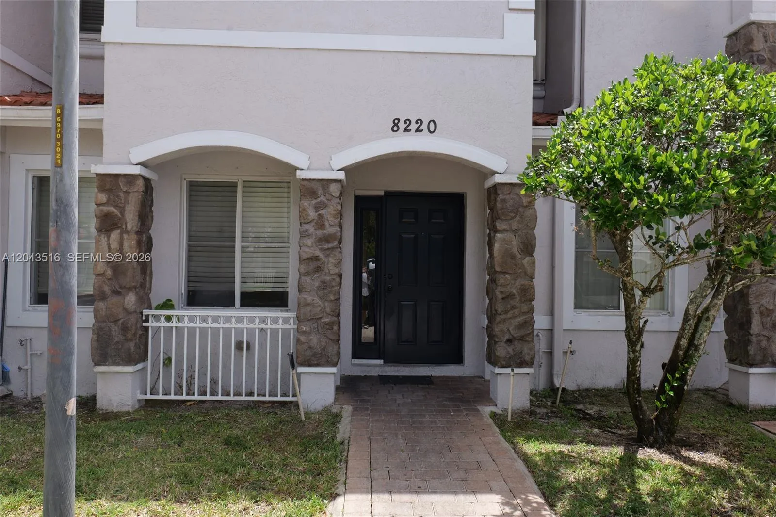 Foto de propiedad en 8220 SW 25th Court, Miramar, FL 33025 Miramar con MLS# 