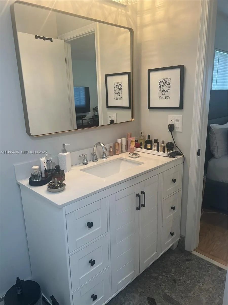 Foto de propiedad en 8221 NW 14th Street, Plantation, FL 33322 Plantation con MLS# 