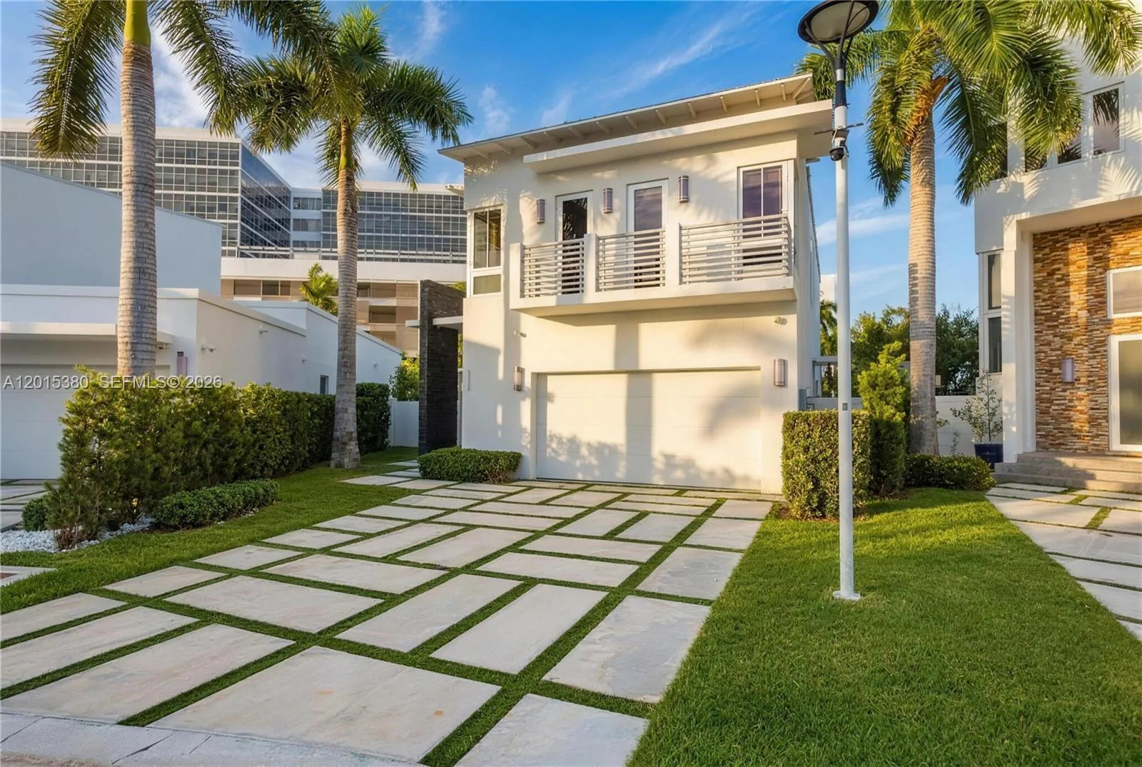Foto de propiedad en 8221 NW 34th Drive, Doral, FL 33122 Doral con MLS# 