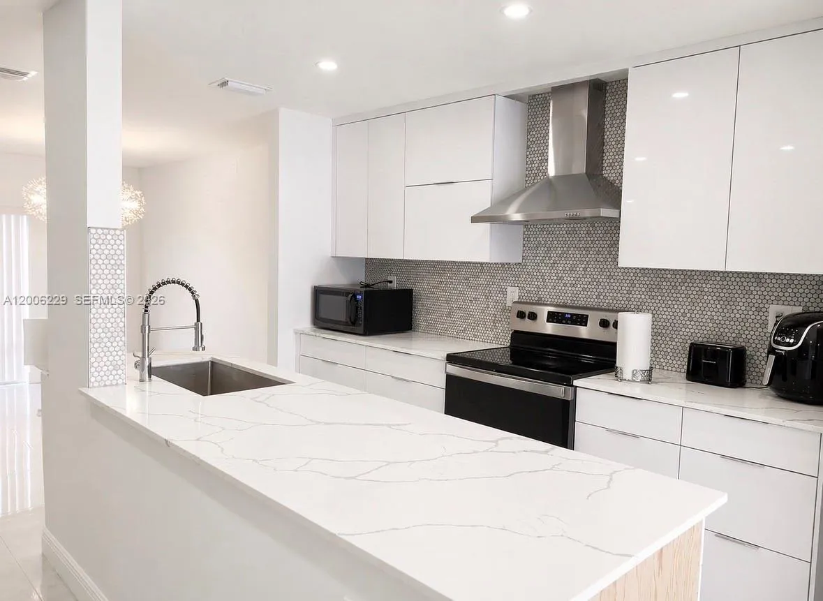Foto de propiedad en 8224 NW 9th Court 3, Plantation, FL 33324 Plantation con MLS# 
