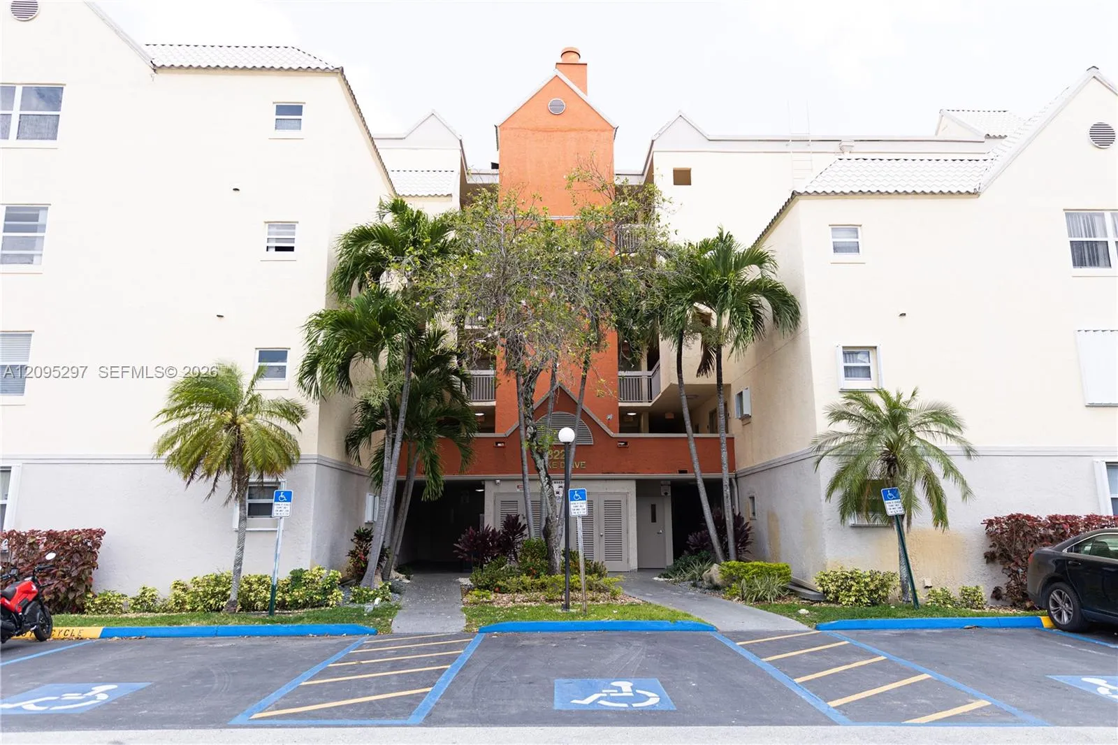 En Venta 8225 Lake Drive 203, Doral, FL 33166, Doral, FL 33166