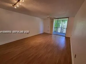 Foto de propiedad en 8225 Lake Drive 405, Doral, FL 33166 Doral con MLS# 