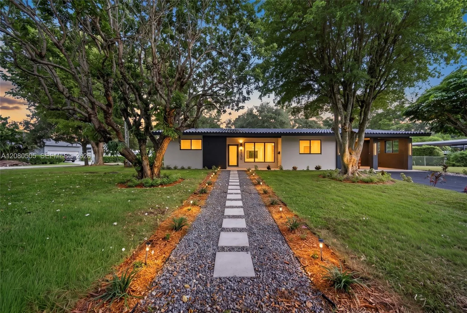 Foto de propiedad en 8230 SW 117th Terrace, Miami, FL 33156 Miami con MLS# 