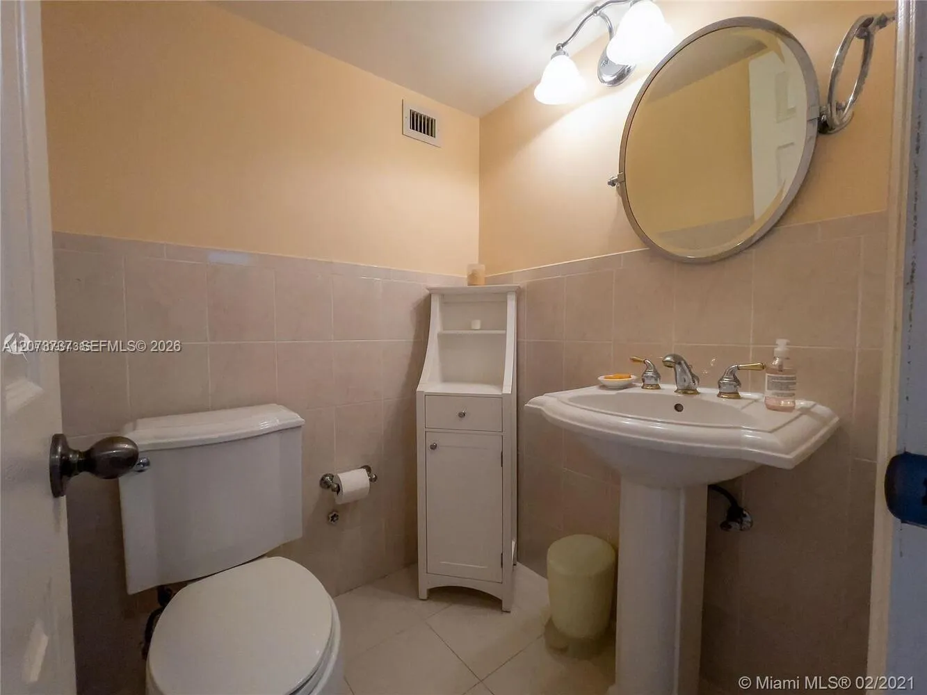 Foto de propiedad en 8233 Harding Avenue 204, Miami Beach, FL 33141 Miami Beach con MLS# 