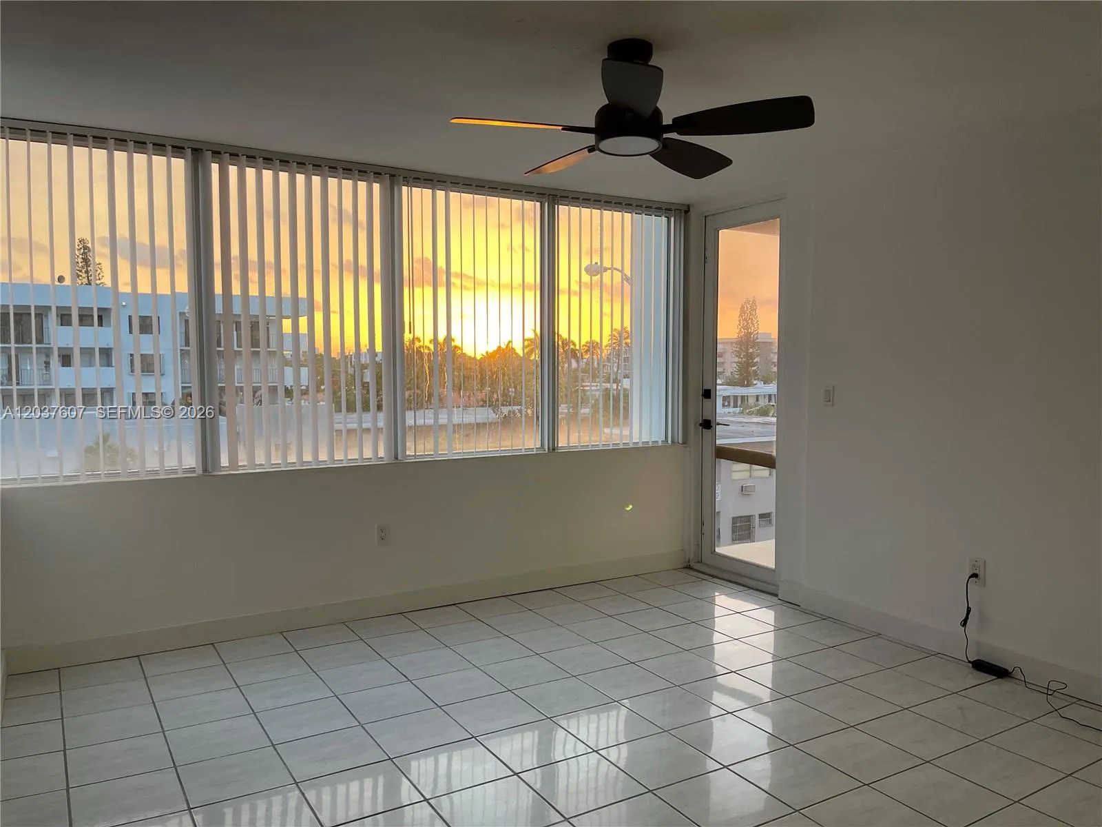 Foto de propiedad en 8233 Harding Avenue 408, Miami Beach, FL 33141 Miami Beach con MLS# 
