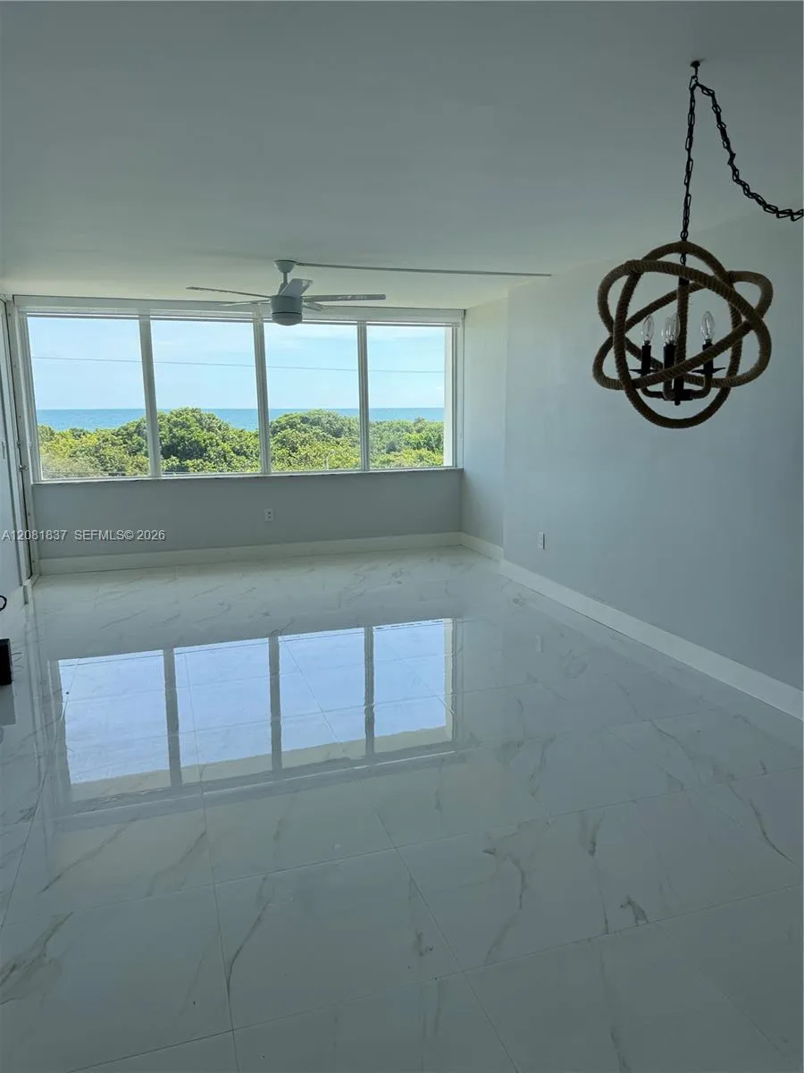 Foto de propiedad en 8233 Harding Avenue 707, Miami Beach, FL 33141 Miami Beach con MLS# 