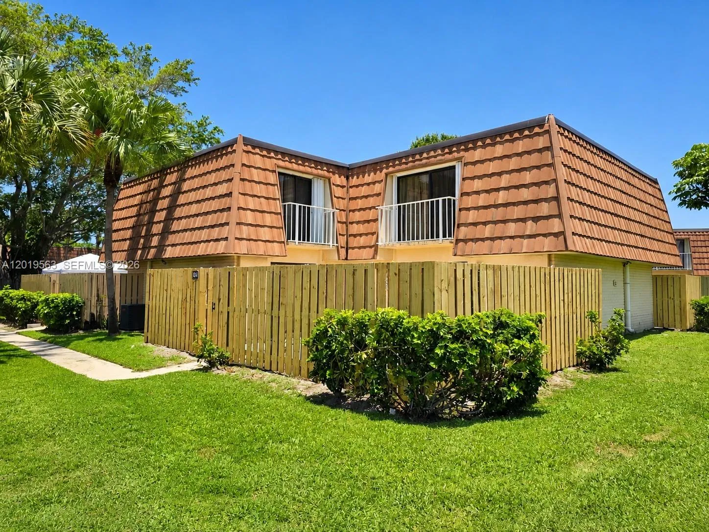 Foto de propiedad en 824 Blue Ridge Circle, West Palm Beach, FL 33409 West Palm Beach con MLS# 