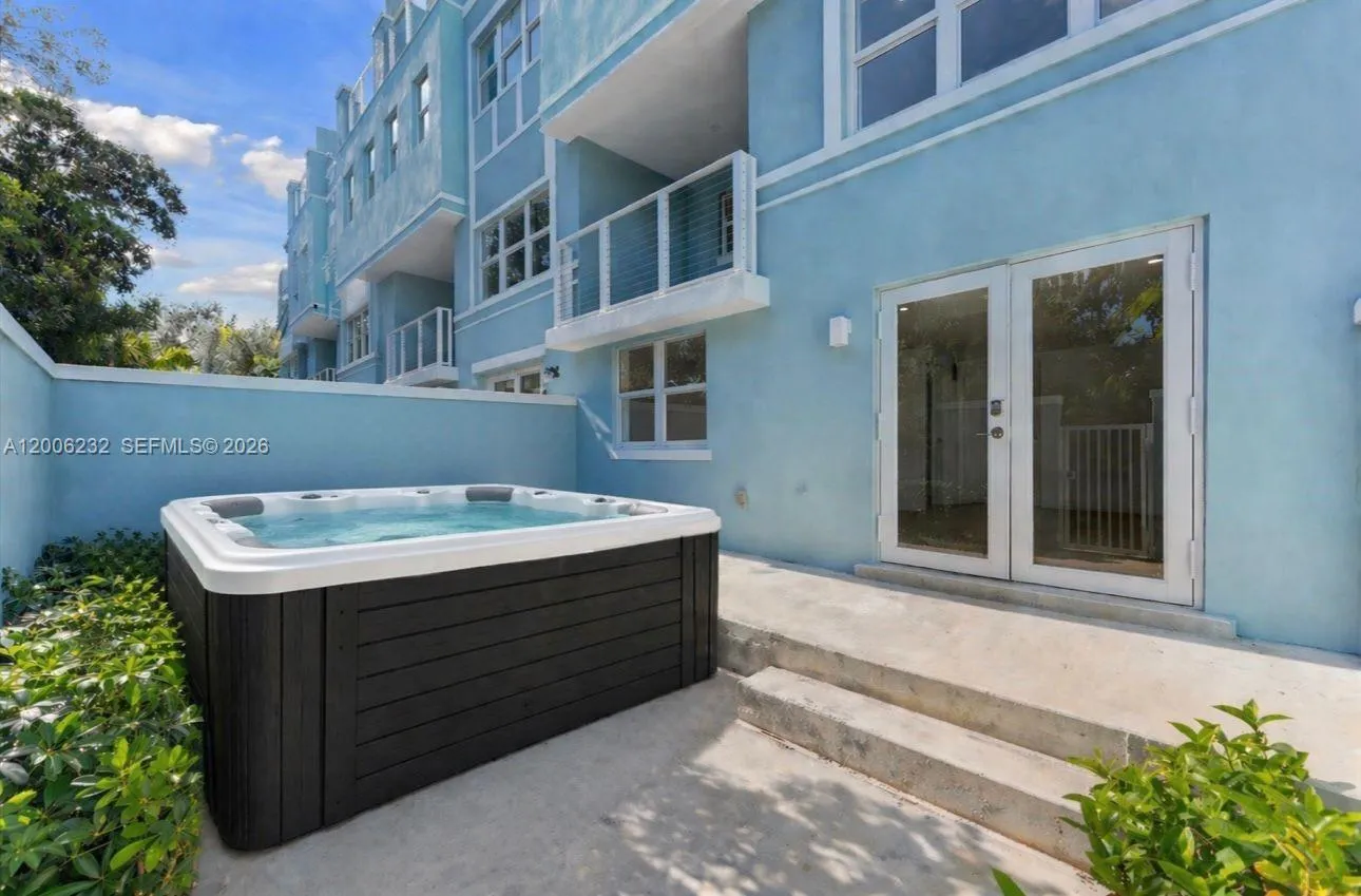 Foto de propiedad en 824 SE 12th Court 850, Fort Lauderdale, FL 33316 Fort Lauderdale con MLS# 